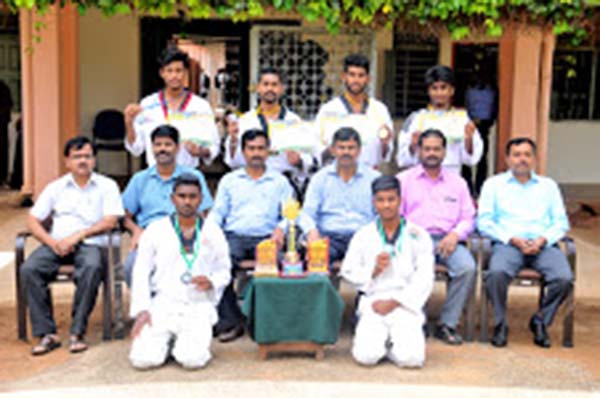 ಮೂಡಿಗೆರೆ ಪಟ್ಟಣದಲ್ಲಿ ಹದಗೆಟ್ಟ ಕಡೂರು-ಮಂಗಳೂರು ರಾಷ್ಟ್ರೀಯ ಹೆದ್ದಾರಿ